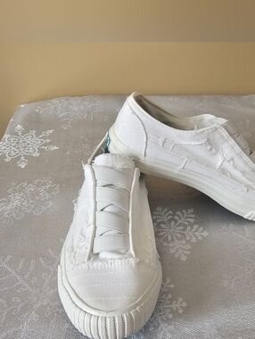 Blowfish Distressed Canvas White Slip-Ons  Sneakers Malibu Marley Sz 7.5